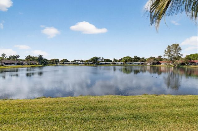 41 Mayfair Lane, Boynton Beach, FL 33426