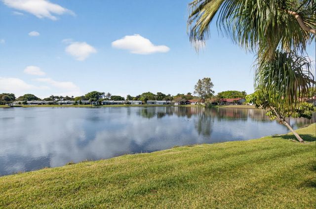 41 Mayfair Lane, Boynton Beach, FL 33426