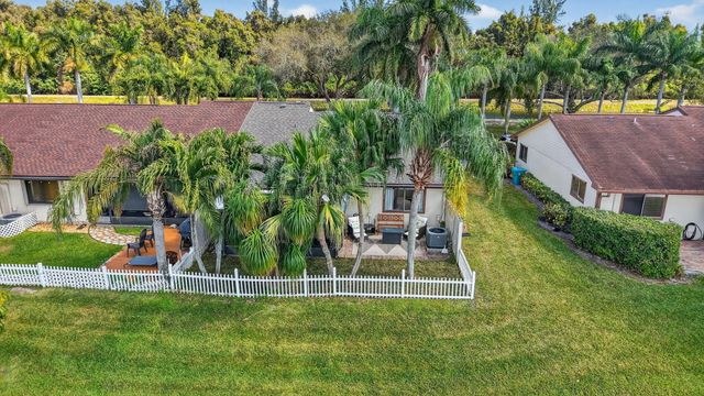 41 Mayfair Lane, Boynton Beach, FL 33426