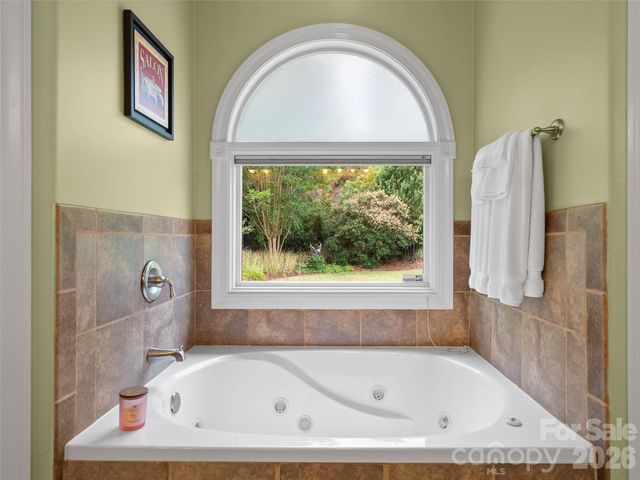 19 Pacifico Drive, Asheville, NC 28806