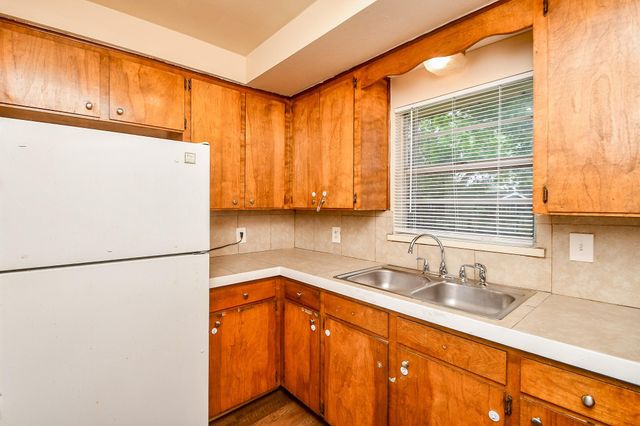 225 17th Ave N, Texas City, TX 77590