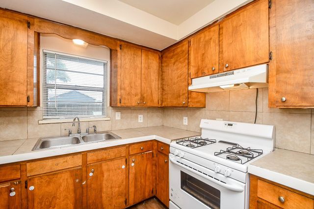 225 17th Ave N, Texas City, TX 77590