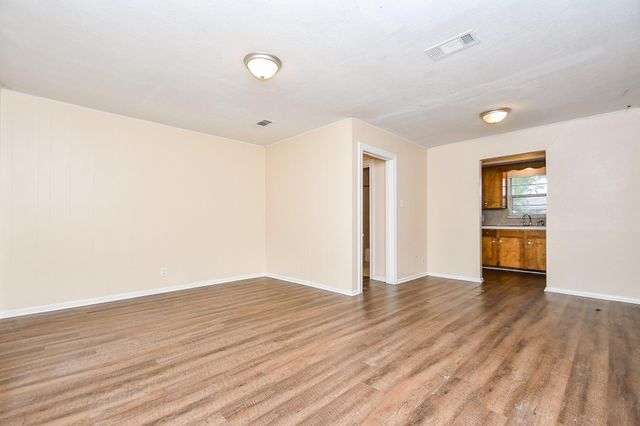 225 17th Ave N, Texas City, TX 77590