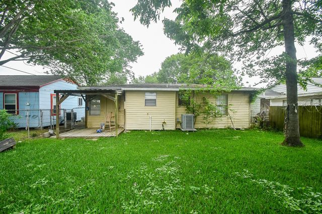225 17th Ave N, Texas City, TX 77590