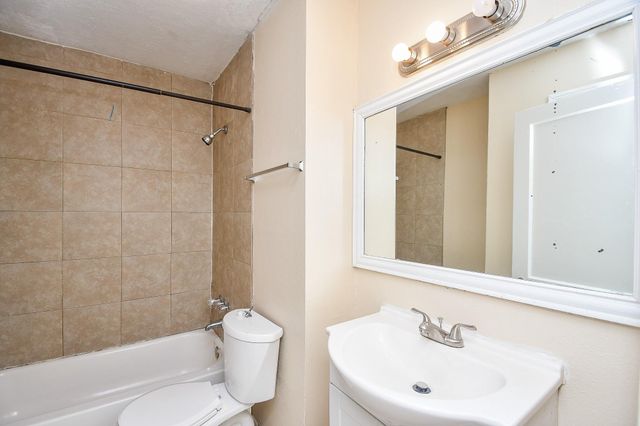 225 17th Ave N, Texas City, TX 77590