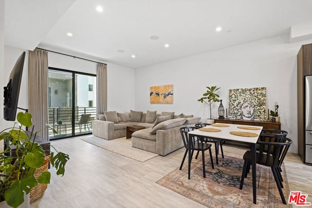 6716 N Royce Lane, Van Nuys, CA 91411