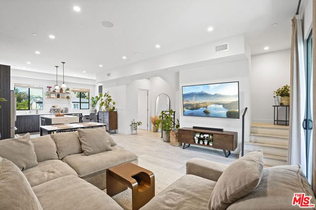 6716 N Royce Lane, Van Nuys, CA 91411