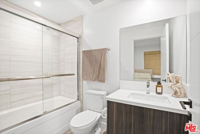 6716 N Royce Lane, Van Nuys, CA 91411