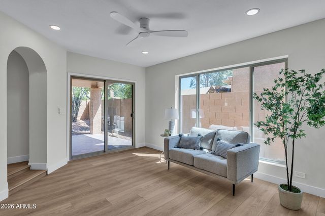 1010 E LOIS Lane, Phoenix, AZ 85020