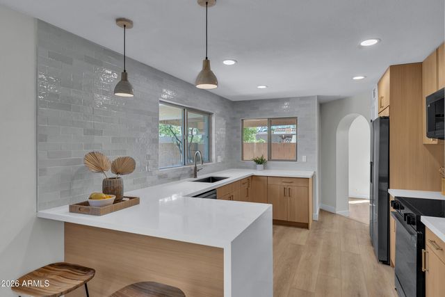 1010 E LOIS Lane, Phoenix, AZ 85020