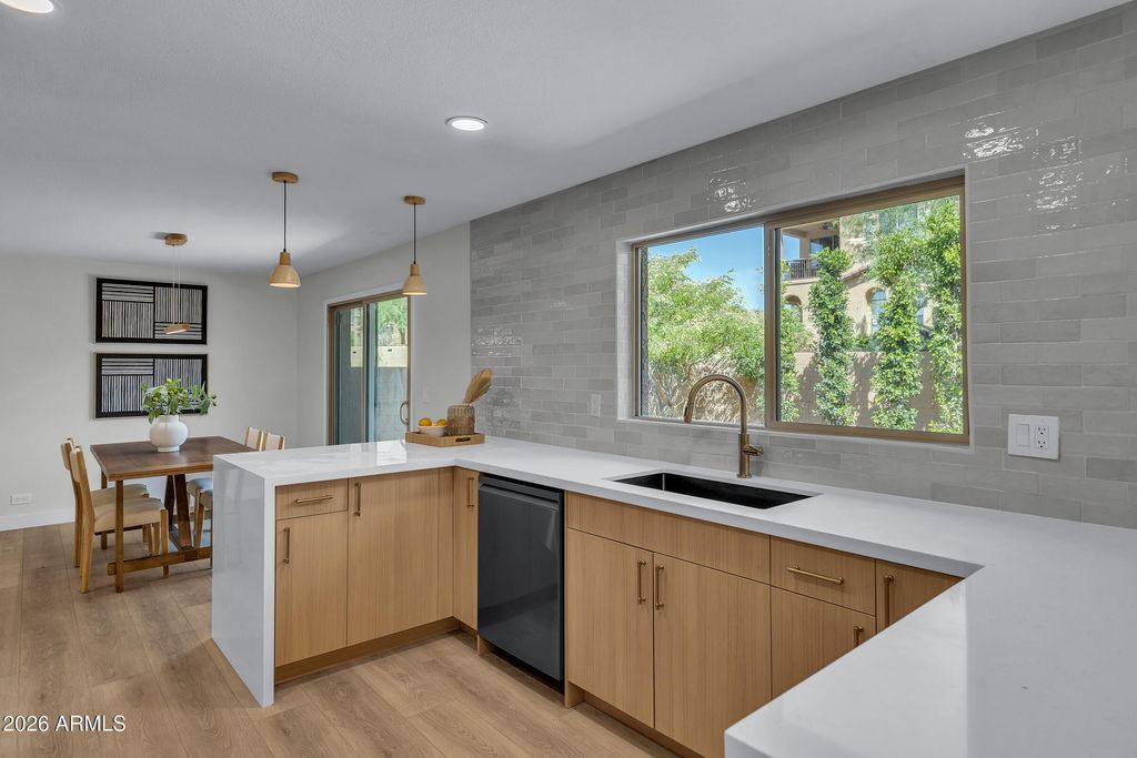 1010 E LOIS Lane, Phoenix, AZ 85020