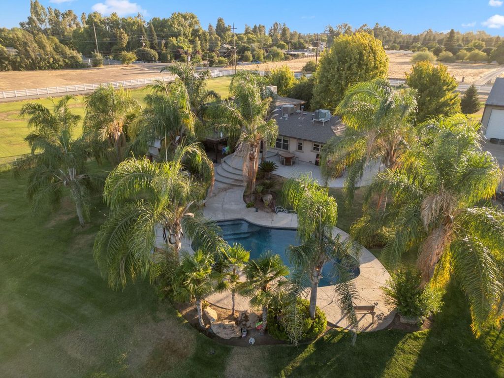 5588 N Mccall Avenue, Clovis, CA 93619