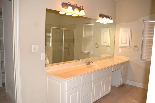 1128 Saddle Club Dr, Kerrville, TX 78028