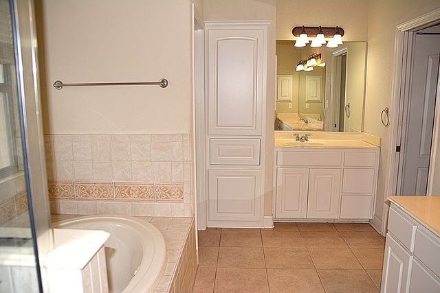 1128 Saddle Club Dr, Kerrville, TX 78028