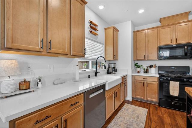 2119 N Applegate Avenue, Fresno, CA 93737