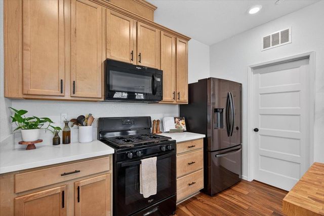 2119 N Applegate Avenue, Fresno, CA 93737