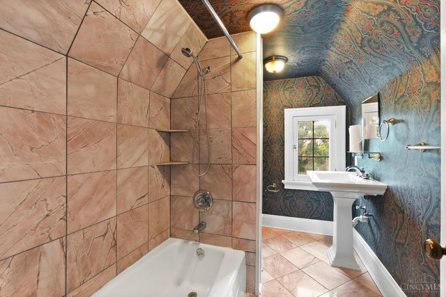 3551 Holly Ln, Cincinnati, OH 45208