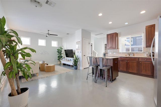 2009 Sager DR 270C, Austin, TX 78741