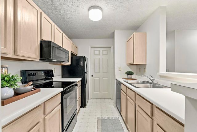 6823 Meadow Creek Drive, 208, Columbus, OH 43235