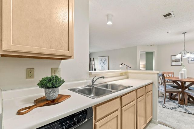 6823 Meadow Creek Drive, 208, Columbus, OH 43235