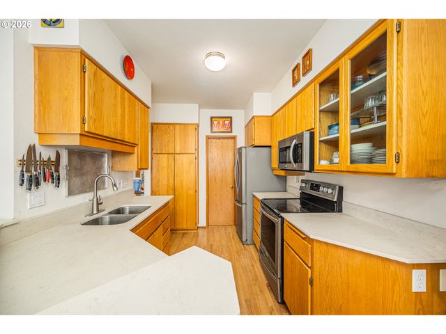 3818 COLONY OAKS Dr, Eugene, OR 97405