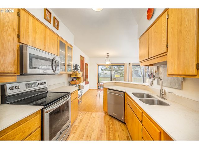 3818 COLONY OAKS Dr, Eugene, OR 97405