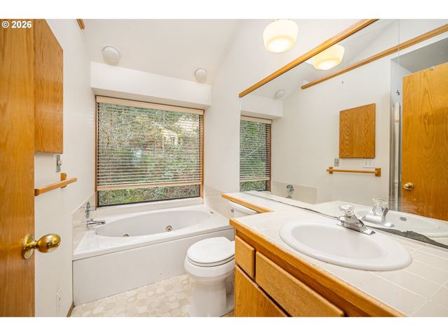 3818 COLONY OAKS Dr, Eugene, OR 97405