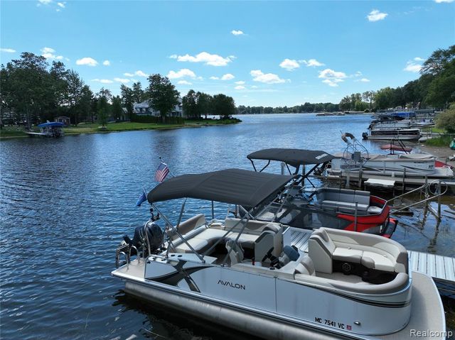 5307 Edgelake Drive, Pinckney, MI 48169