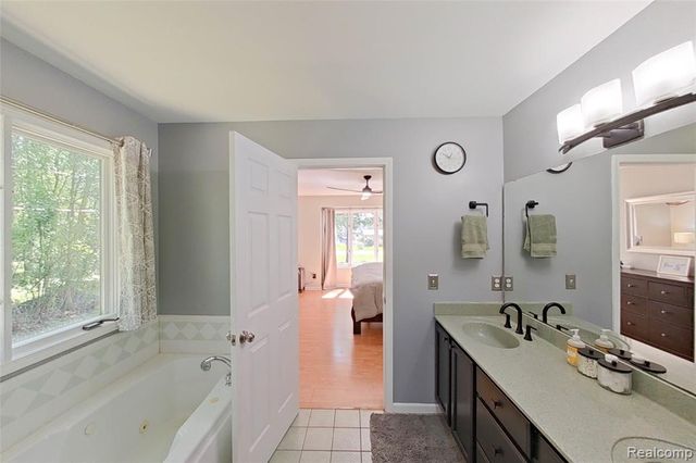 5307 Edgelake Drive, Pinckney, MI 48169