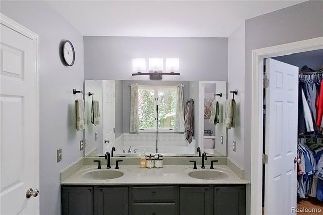 5307 Edgelake Drive, Pinckney, MI 48169