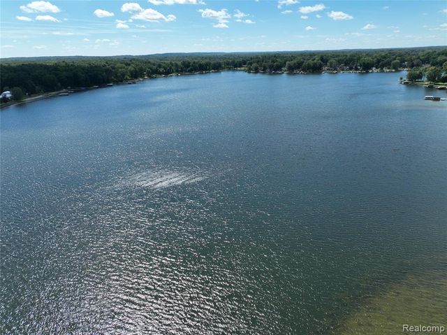 5307 Edgelake Drive, Pinckney, MI 48169