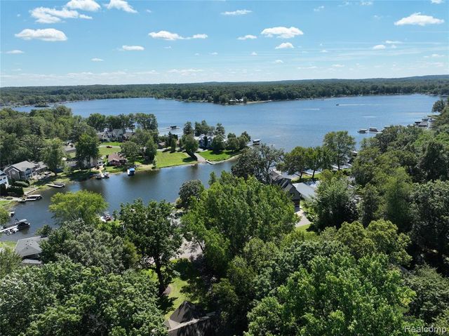 5307 Edgelake Drive, Pinckney, MI 48169