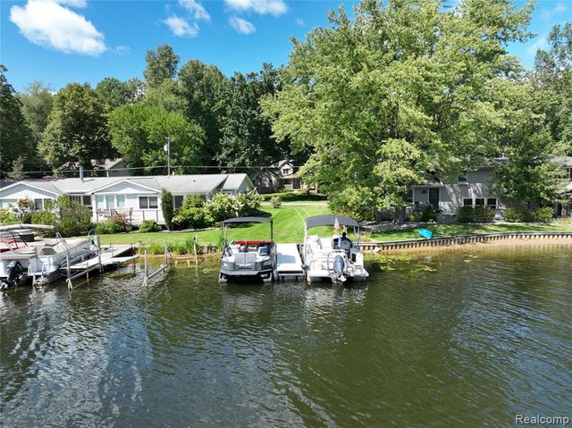 5307 Edgelake Drive, Pinckney, MI 48169