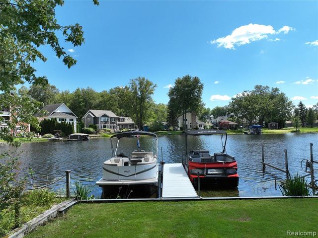 5307 Edgelake Drive, Pinckney, MI 48169