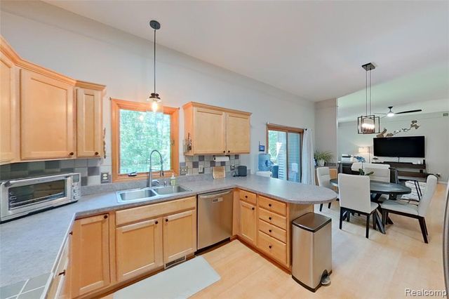 5307 Edgelake Drive, Pinckney, MI 48169