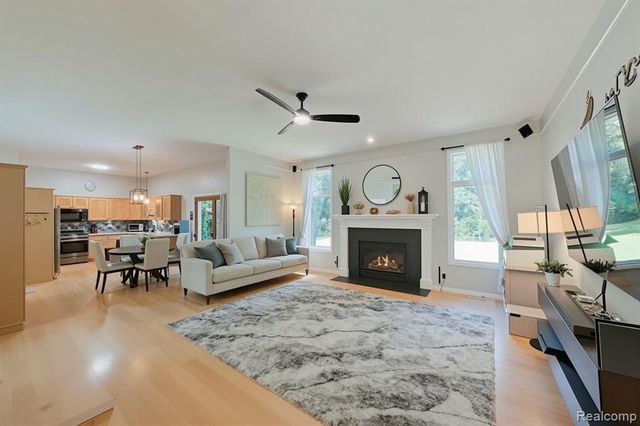 5307 Edgelake Drive, Pinckney, MI 48169