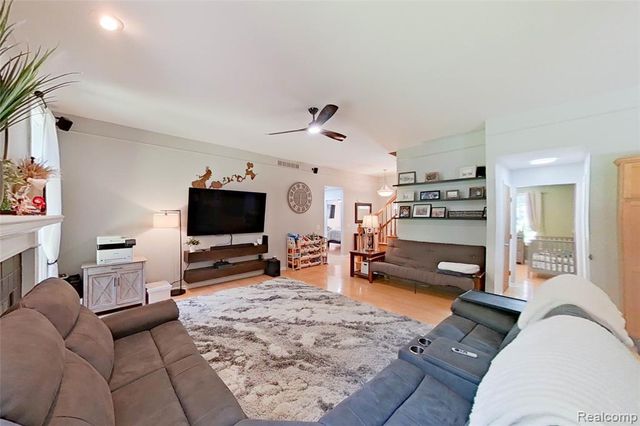 5307 Edgelake Drive, Pinckney, MI 48169