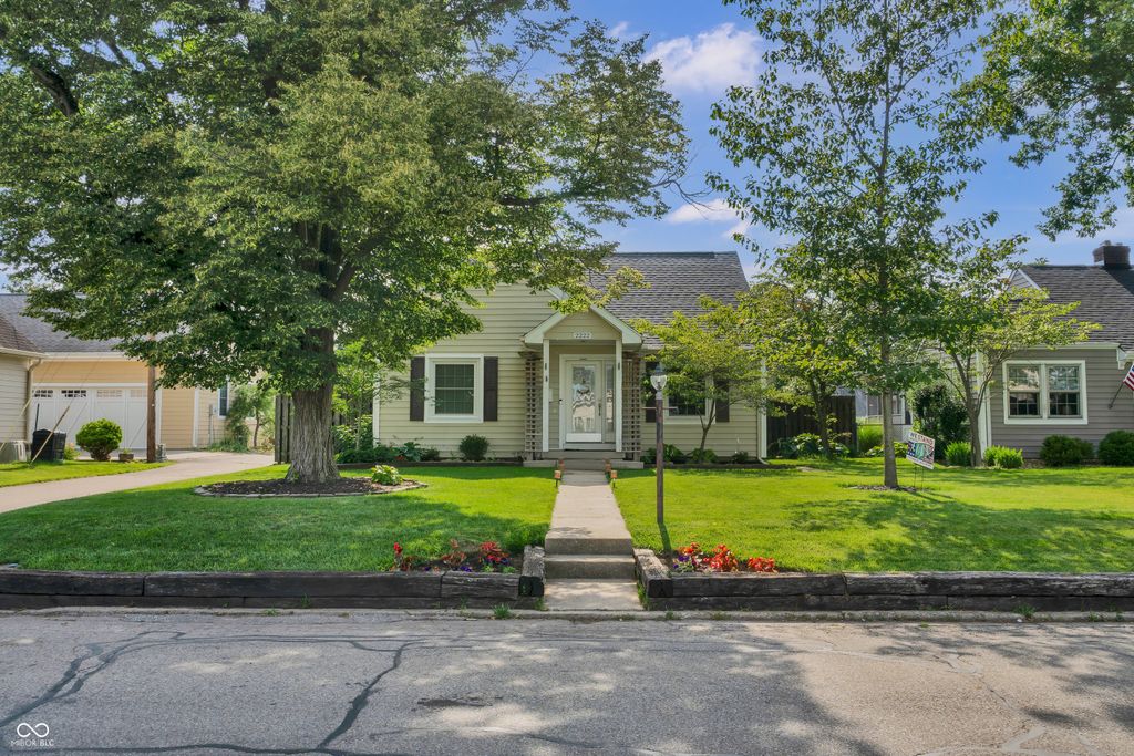 2222 Chestnut Street, Columbus, IN 47201