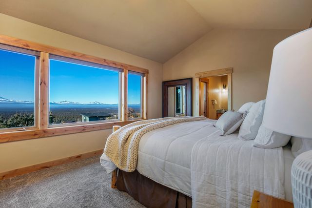 10935 Summit Ridge Court, Redmond, OR 97756