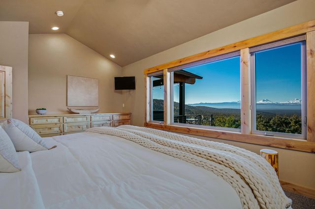 10935 Summit Ridge Court, Redmond, OR 97756