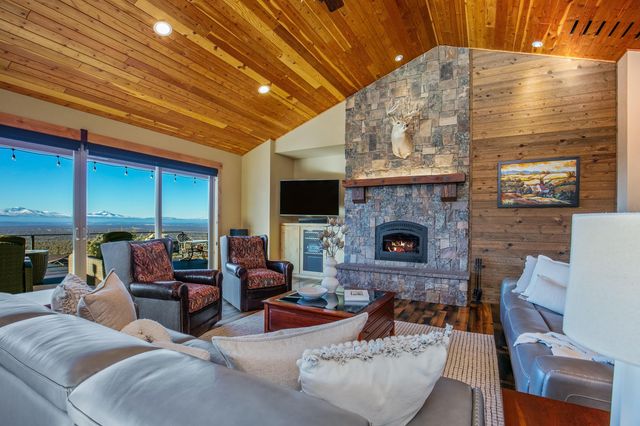 10935 Summit Ridge Court, Redmond, OR 97756