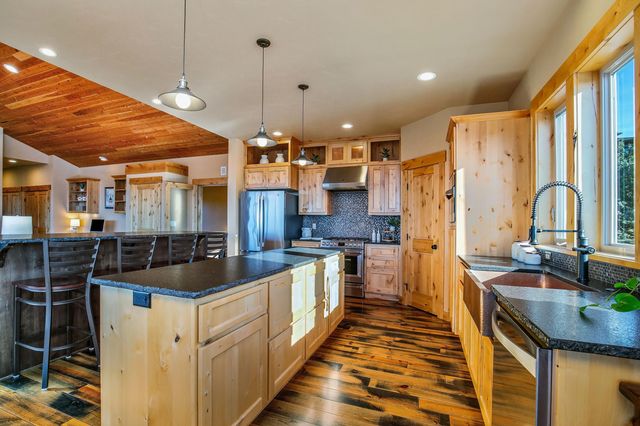 10935 Summit Ridge Court, Redmond, OR 97756