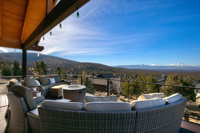 10935 Summit Ridge Court, Redmond, OR 97756