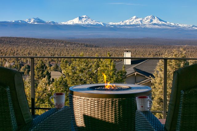 10935 Summit Ridge Court, Redmond, OR 97756