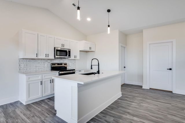 193 S Sycamore Dr, Valley Center, KS 67147