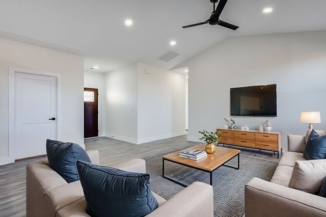 193 S Sycamore Dr, Valley Center, KS 67147