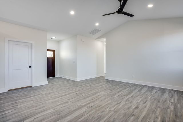 193 S Sycamore Dr, Valley Center, KS 67147