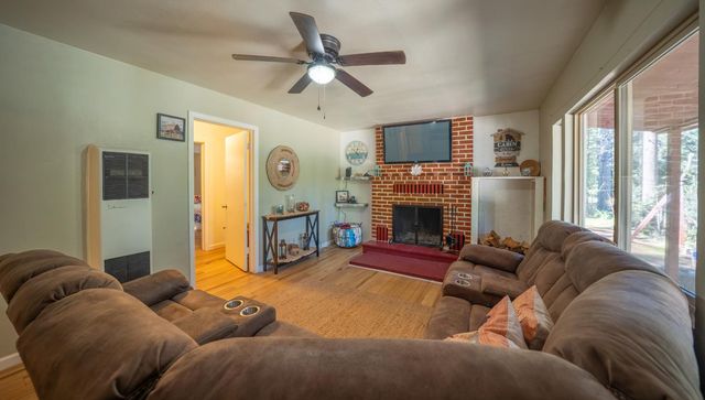 390 S Horseshoe Dr, Hathaway Pines, CA 95233