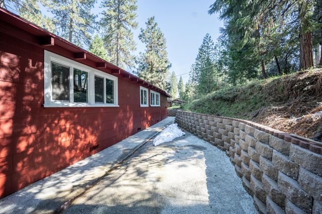 390 S Horseshoe Dr, Hathaway Pines, CA 95233