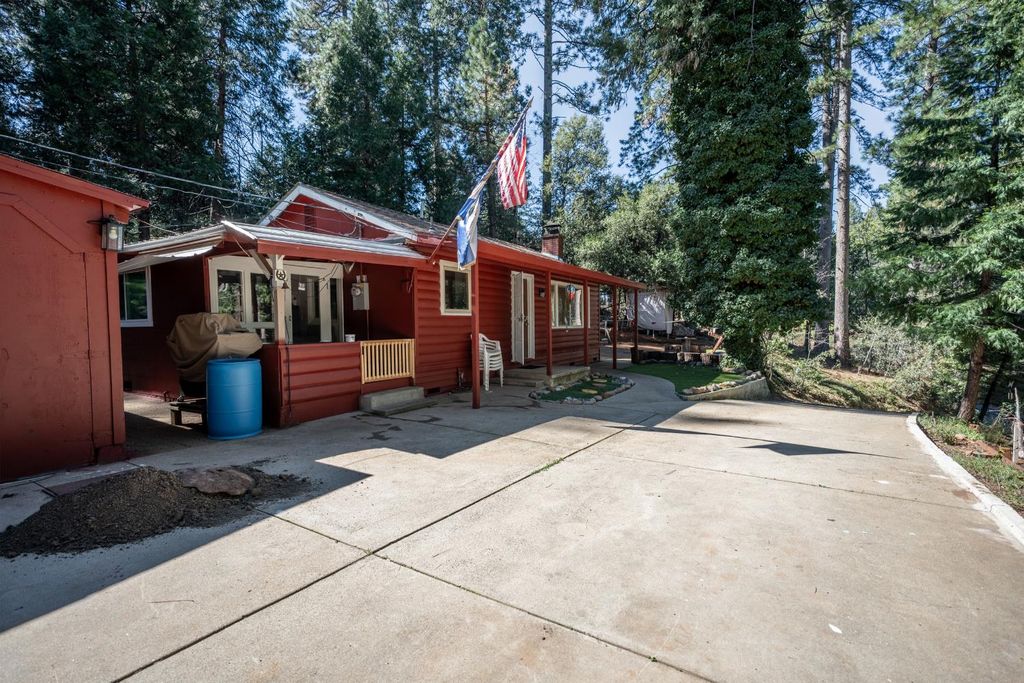 390 S Horseshoe Dr, Hathaway Pines, CA 95233